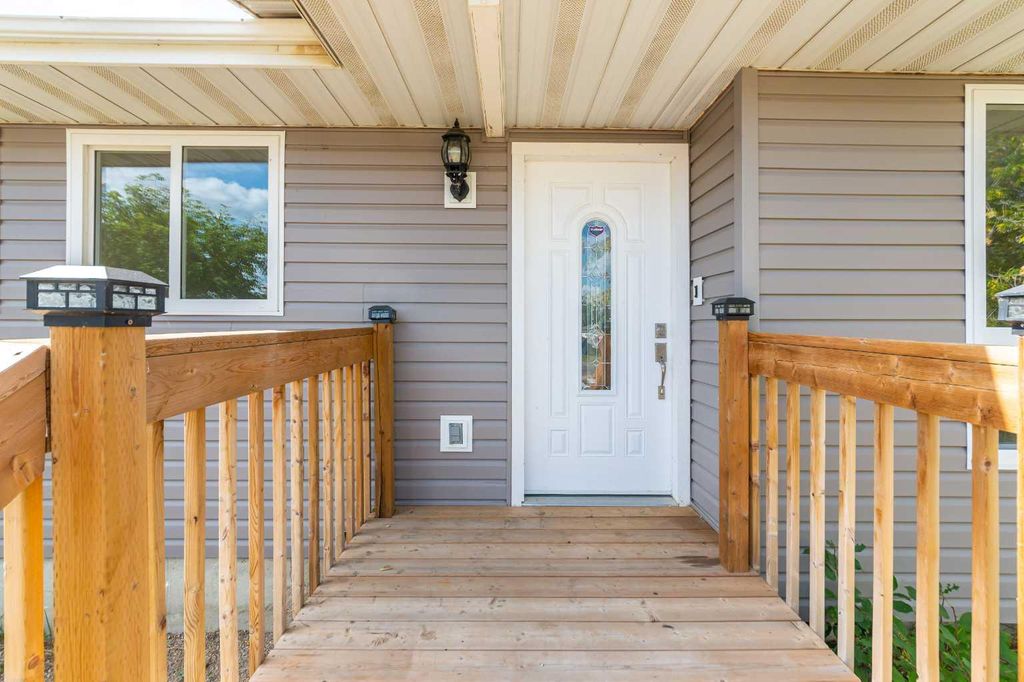 Photo of 216 2 Street E, Lashburn, SK S0M 1H0 (MLS # A2294918)