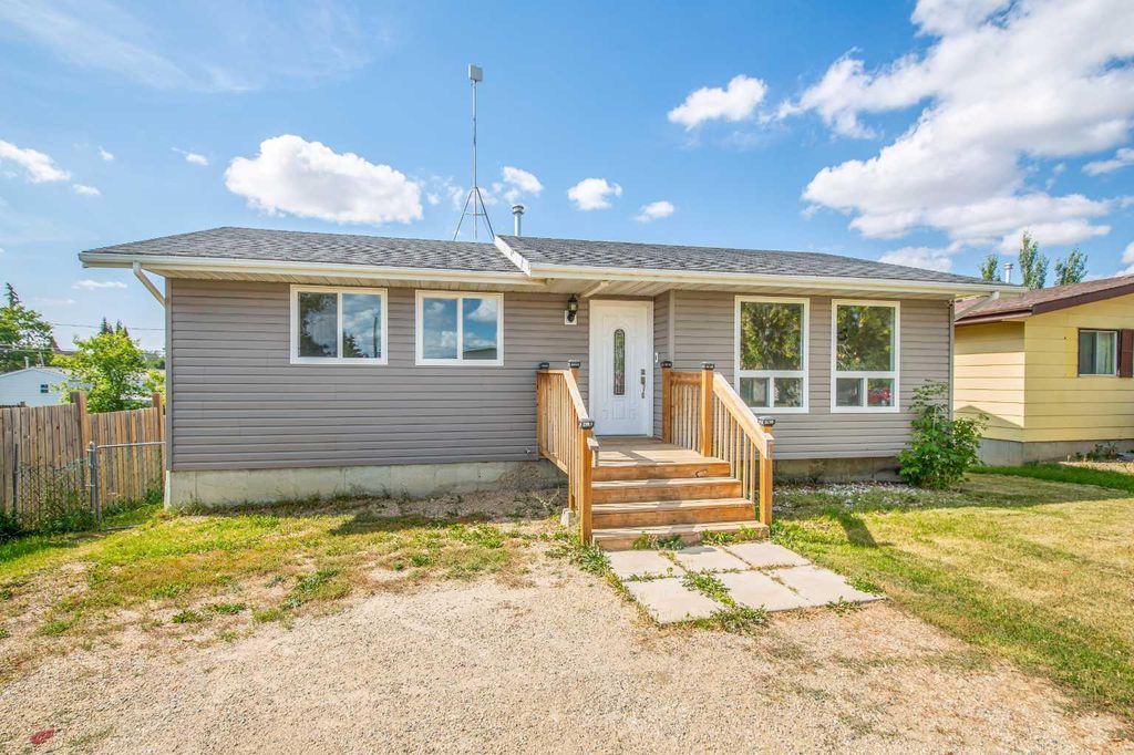 Photo of 216 2 Street E, Lashburn, SK S0M 1H0 (MLS # A2294918)