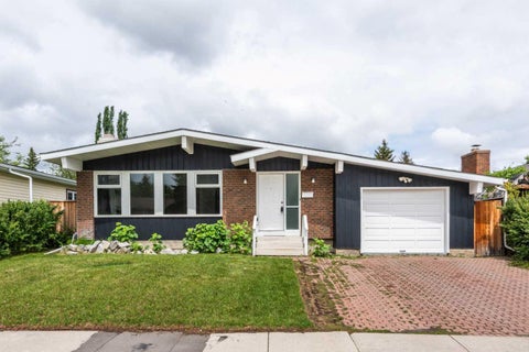 Photo of 660 Queen Charlotte Drive SE, Calgary, AB T2J 4T6 (MLS # A2320552)
