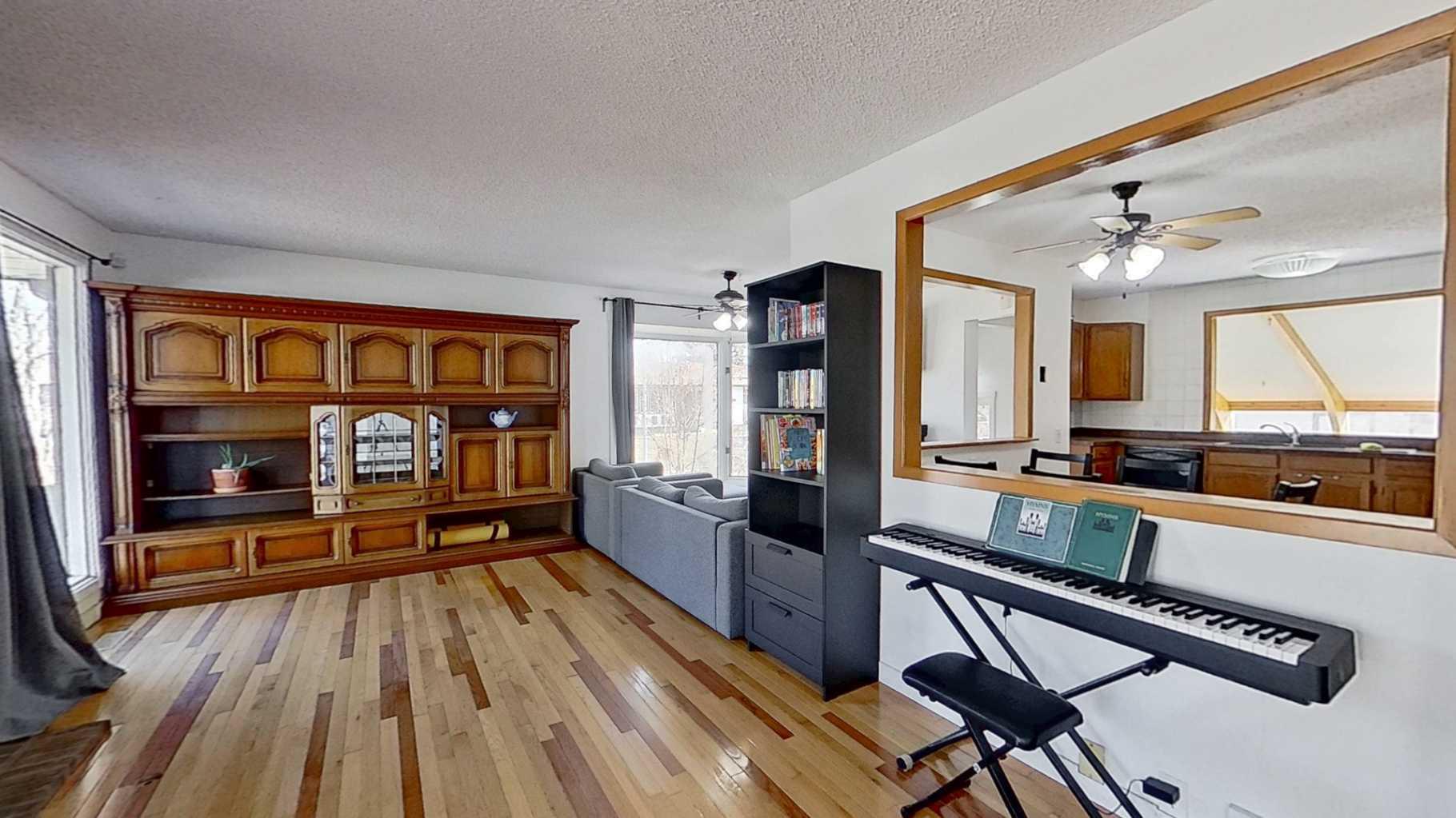 315 Pinecrest Crescent NE