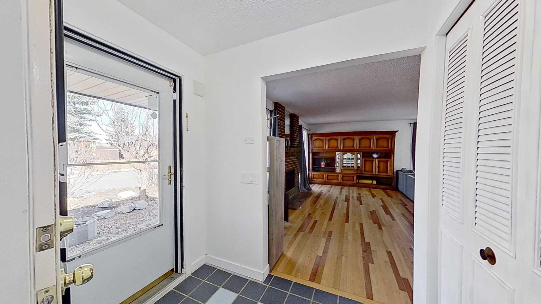 315 Pinecrest Crescent NE