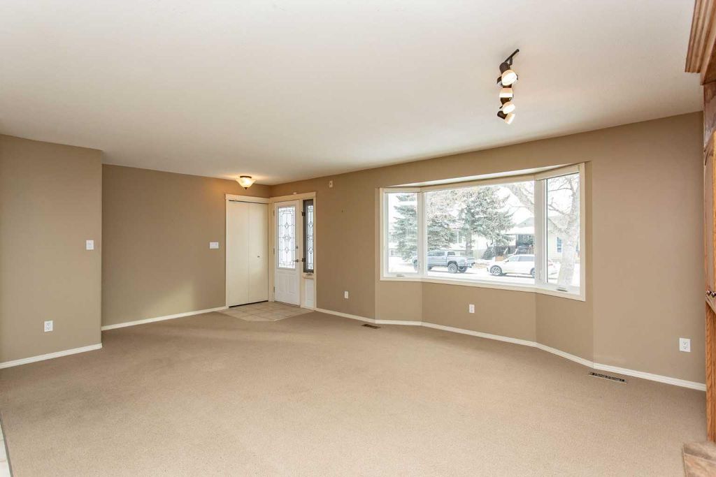 Photo of 5210 47 Street, Lacombe, AB T4L 1J3 (MLS # A2283403)