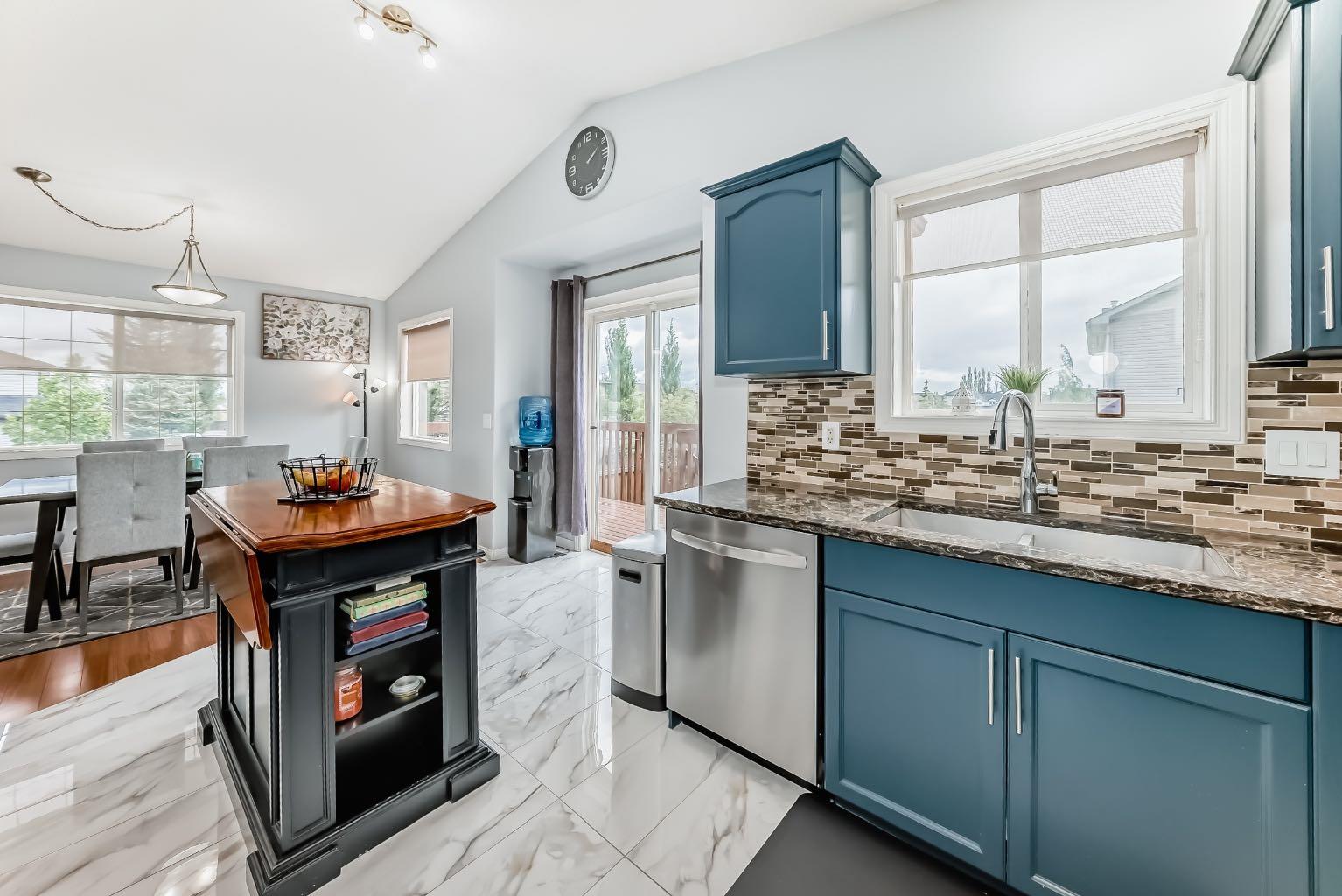 98 Canoe Square SW