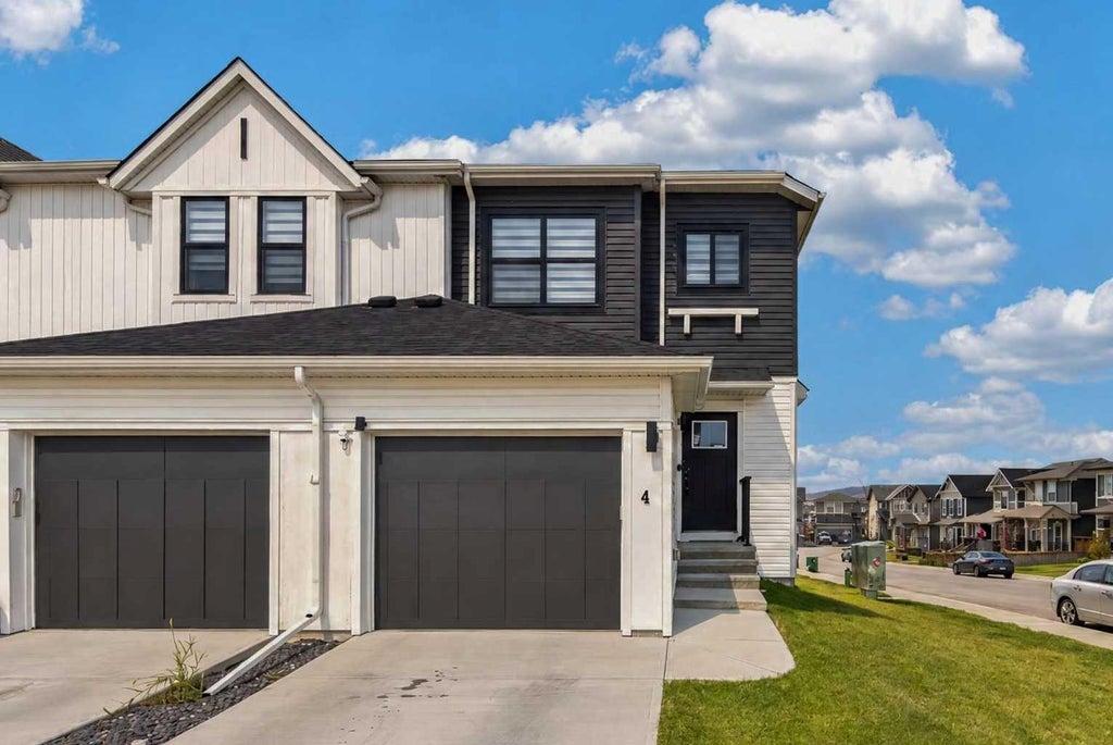 Photo of 4 Heritage Lane, Cochrane, AB T4C 3A6 (MLS # A2352782)