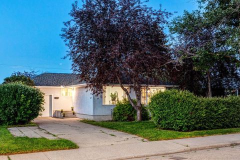 Photo of 6016 Thornburn Drive NW, Calgary, AB T2K 3P7 (MLS # A2250887) Photo of 6016 Thornburn Drive NW, Calgary, AB T2K 3P7 (MLS # A2250887)