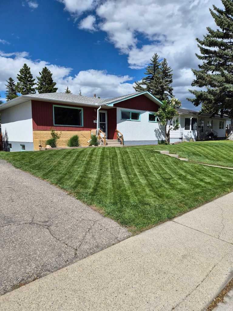 Photo of 126 Springwood Drive SW, Calgary, AB T2W 0K5 (MLS # A2316658)