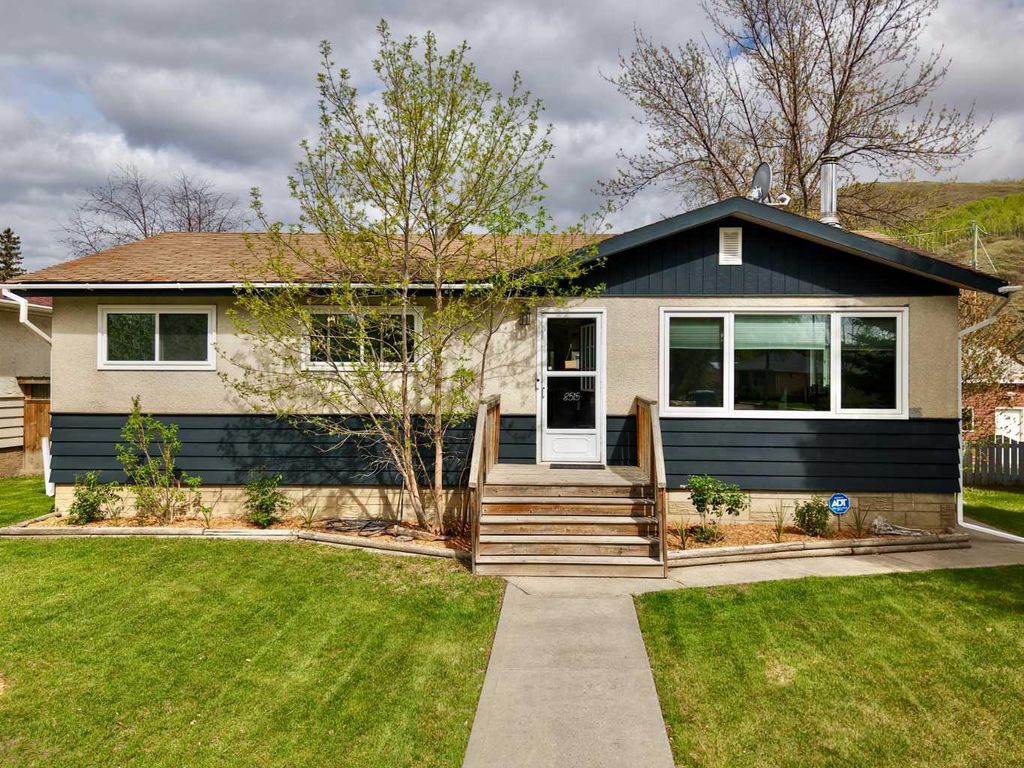 Photo of 8515 97 Street, Peace River, AB T8S 1G4 (MLS # A2312783)
