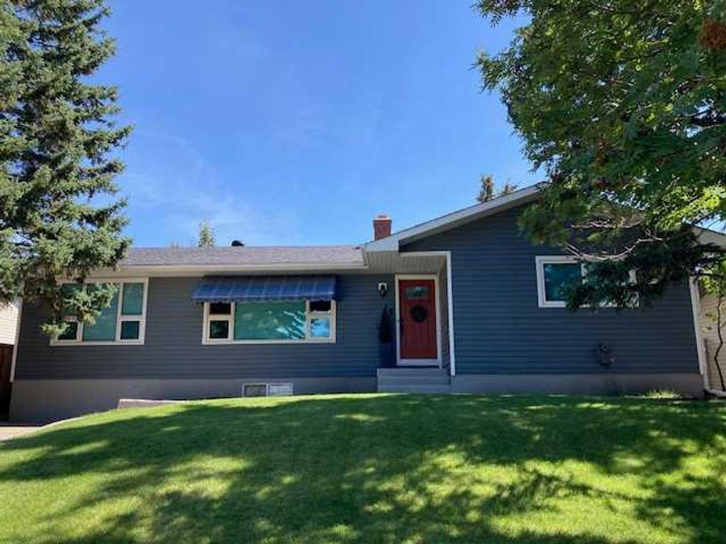 Photo of 9 Mountain Place, Okotoks, AB T1S 1G7 (MLS # A2282183)