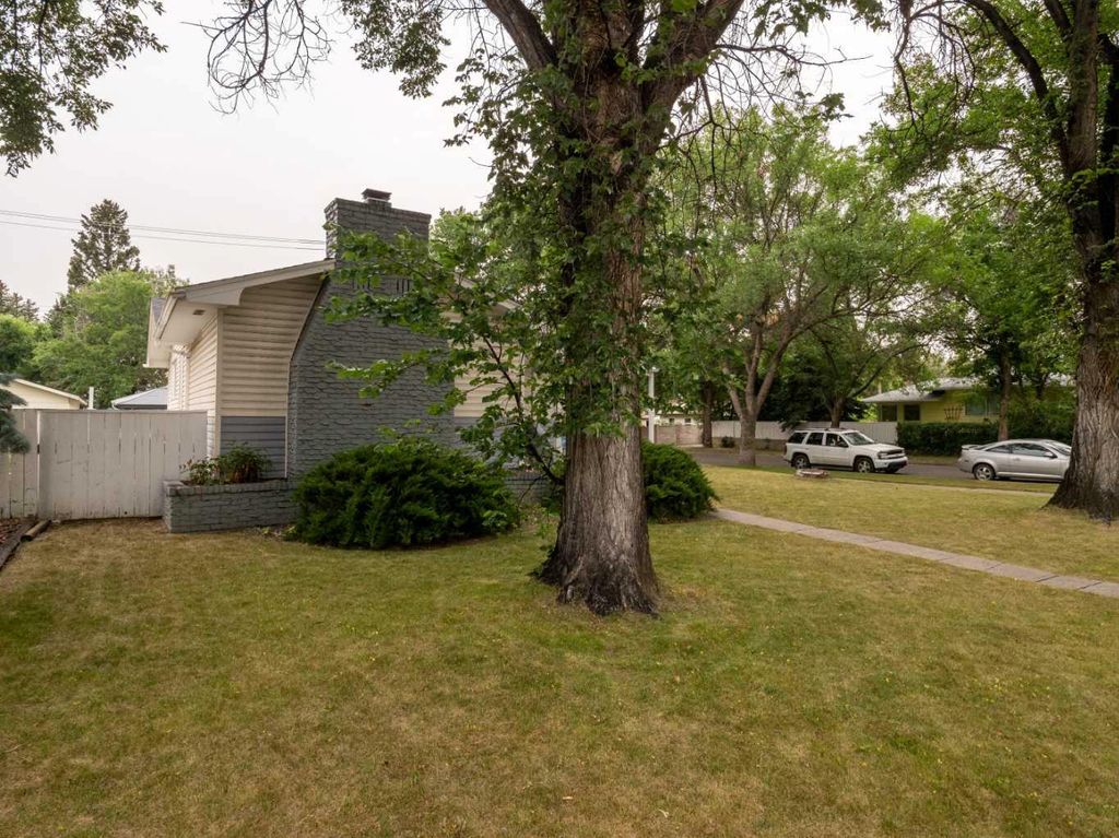 Photo of 1202 13 Street S, Lethbridge, AB T1K 1S9 (MLS # A2305667)