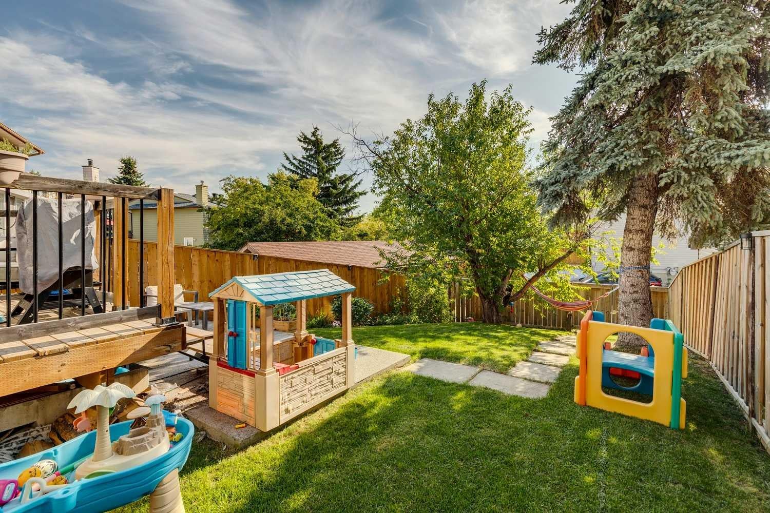 558 Strathcona Drive SW