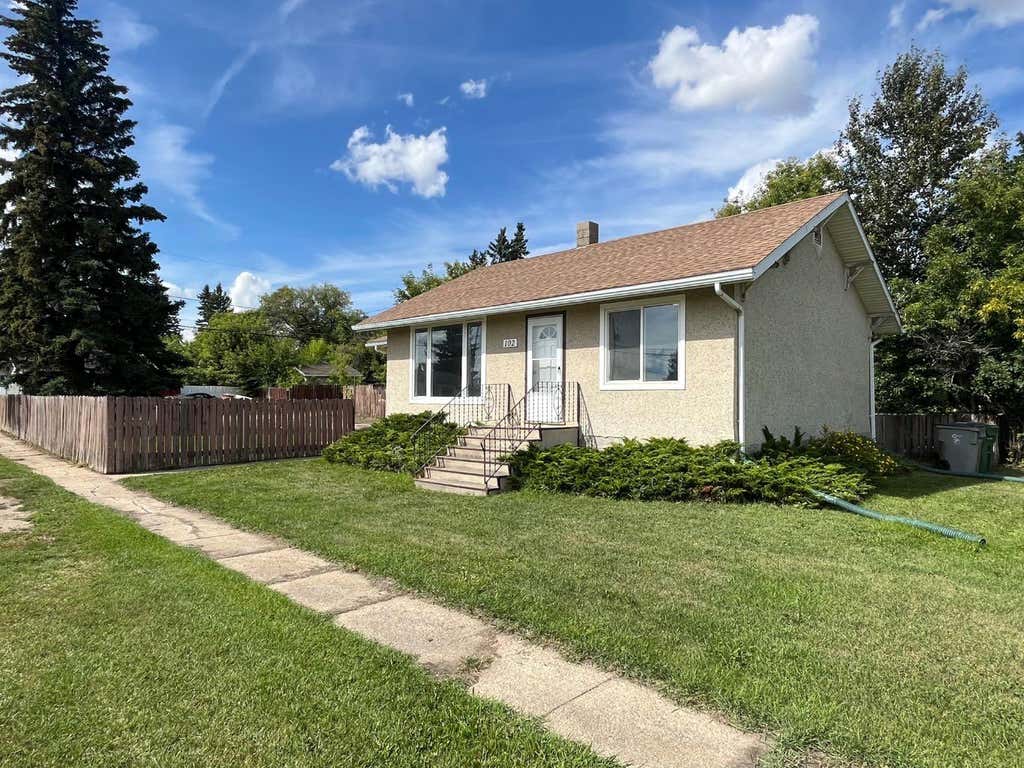 Photo of 102 3 Street E, Lashburn, SK S0M 1H0 (MLS # A2338778)