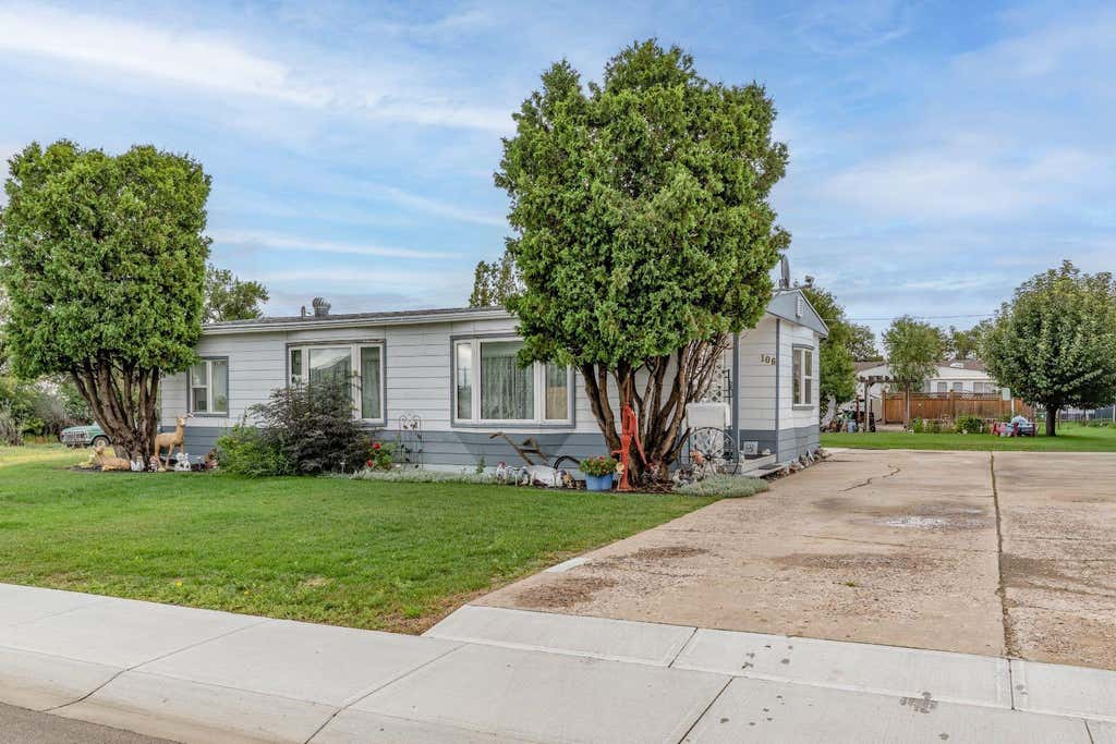 Photo of 106 2 Street NE, Redcliff, AB T0J 2P2 (MLS # A2338461)