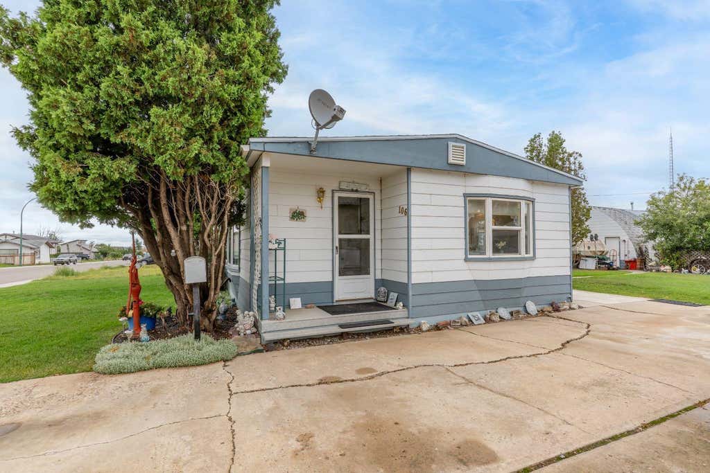 Photo of 106 2 Street NE, Redcliff, AB T0J 2P2 (MLS # A2338461)