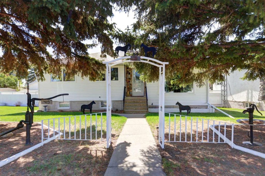 Photo of 419 2 Street N, Vulcan, AB T0L 2B0 (MLS # A2309970)