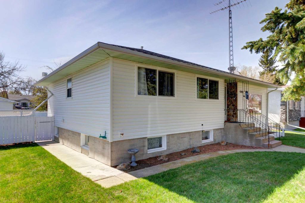 Photo of 419 2 Street N, Vulcan, AB T0L 2B0 (MLS # A2309970)