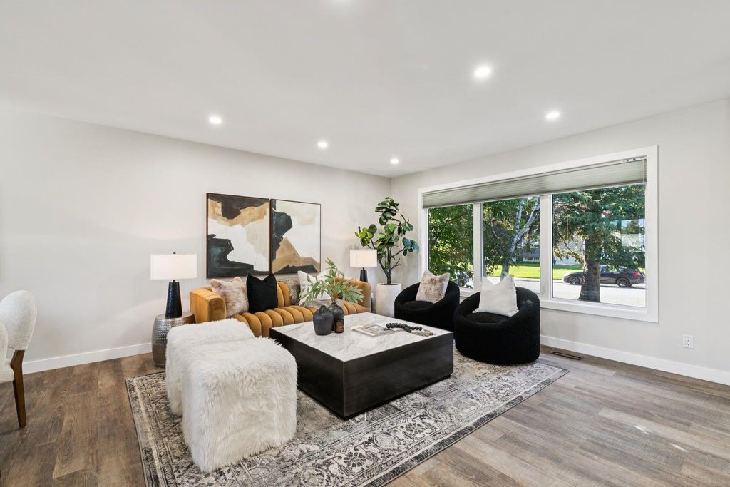 Photo of 36 Bracebridge Crescent SW, Calgary, AB T2W 0Y7 (MLS # A2346192)
