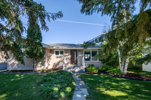 Photo of 36 Bracebridge Crescent SW, Calgary, AB T2W 0Y7 (MLS # A2346192)