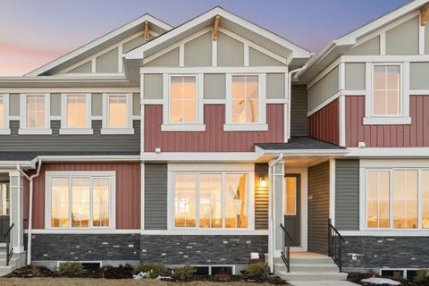 29 Sora Gate SE Calgary AB T3S 0M6