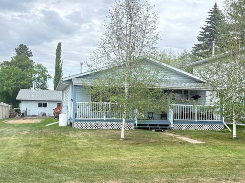 Photo of 5005 43 Street E, Sylvan Lake, AB T4S 1C1 (MLS # A2329272)