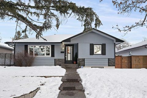 3124 49 Street SW Calgary AB T3E 3Y3