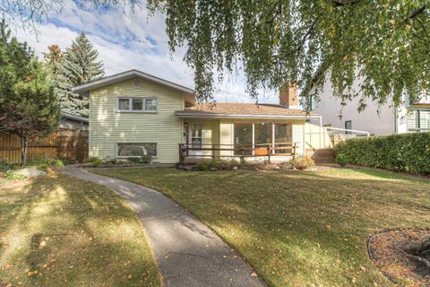 82 Wedgewood Drive SW Calgary AB T3C 3G6