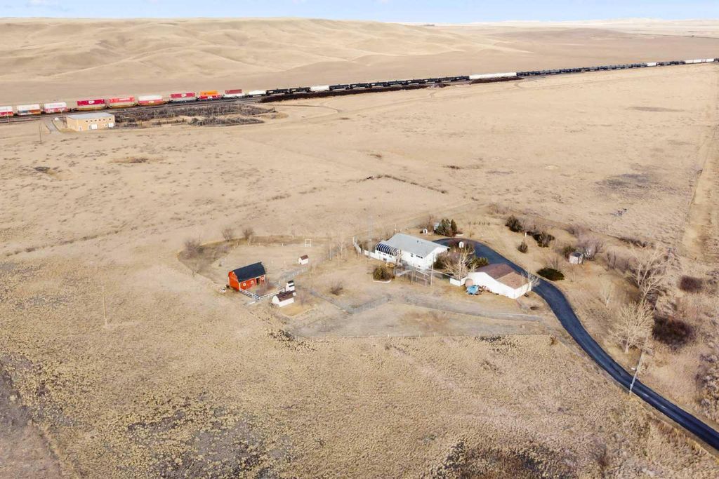 Photo of 626 Old Highway 1, Walsh, AB T0J 3L0 (MLS # A2286850)