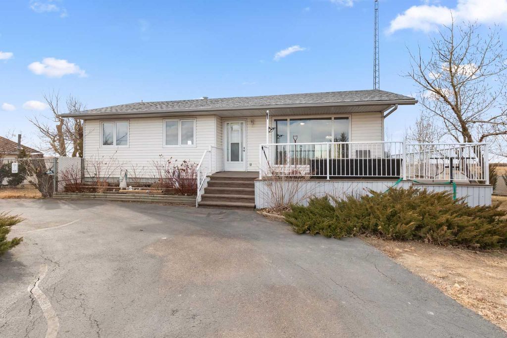 Photo of 626 Old Highway 1, Walsh, AB T0J 3L0 (MLS # A2286850)