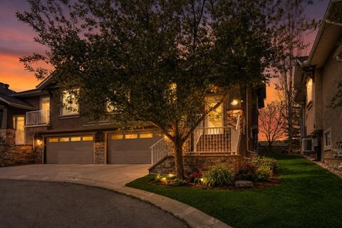 Photo of 6 Discovery Woods Villas SW, Calgary, AB T3H 5A6 (MLS # A2313586)