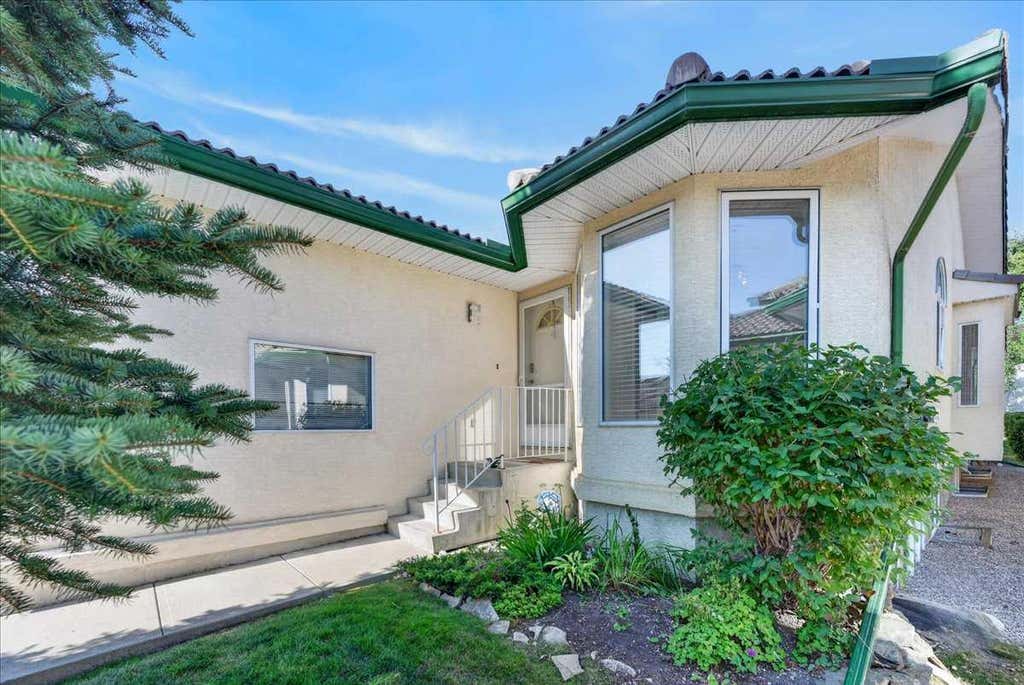 Photo of 21 Strathearn Gardens SW, Calgary, AB T3H 2R1 (MLS # A2334898)