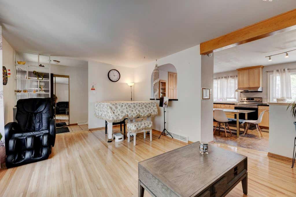 Photo of 212 Hendon Drive NW, Calgary, AB T2K 1Z2 (MLS # A2327802)
