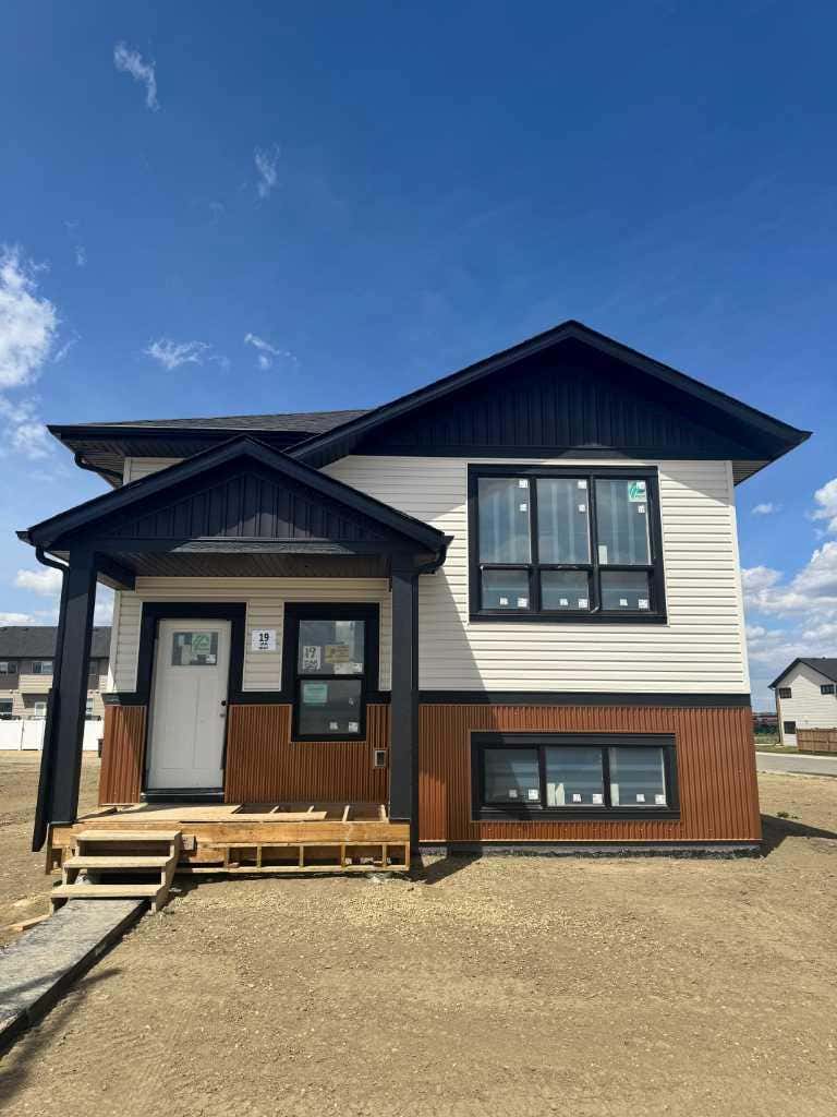 Photo of 19 Ian Way, Sylvan Lake, AB T4S 0W5 (MLS # A2320988)