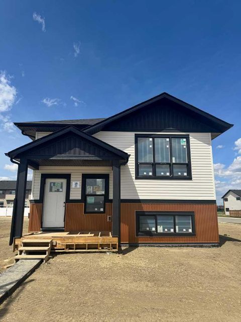 Photo of 19 Ian Way, Sylvan Lake, AB T4S 0W5 (MLS # A2320988)