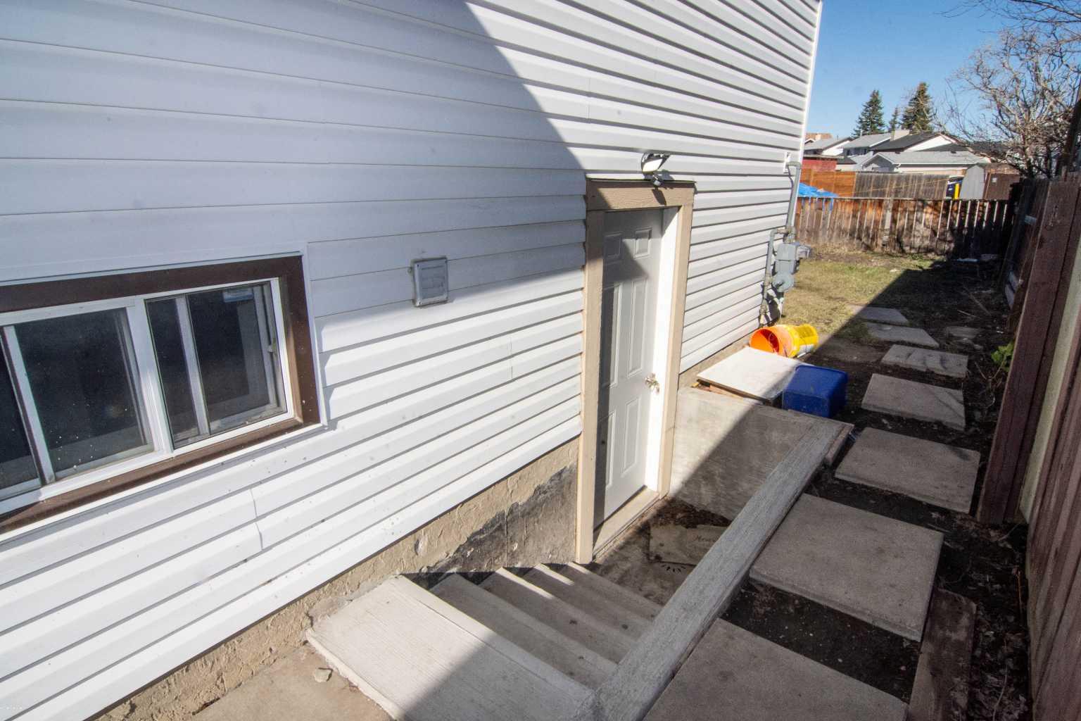 27 Taraglen Court NE