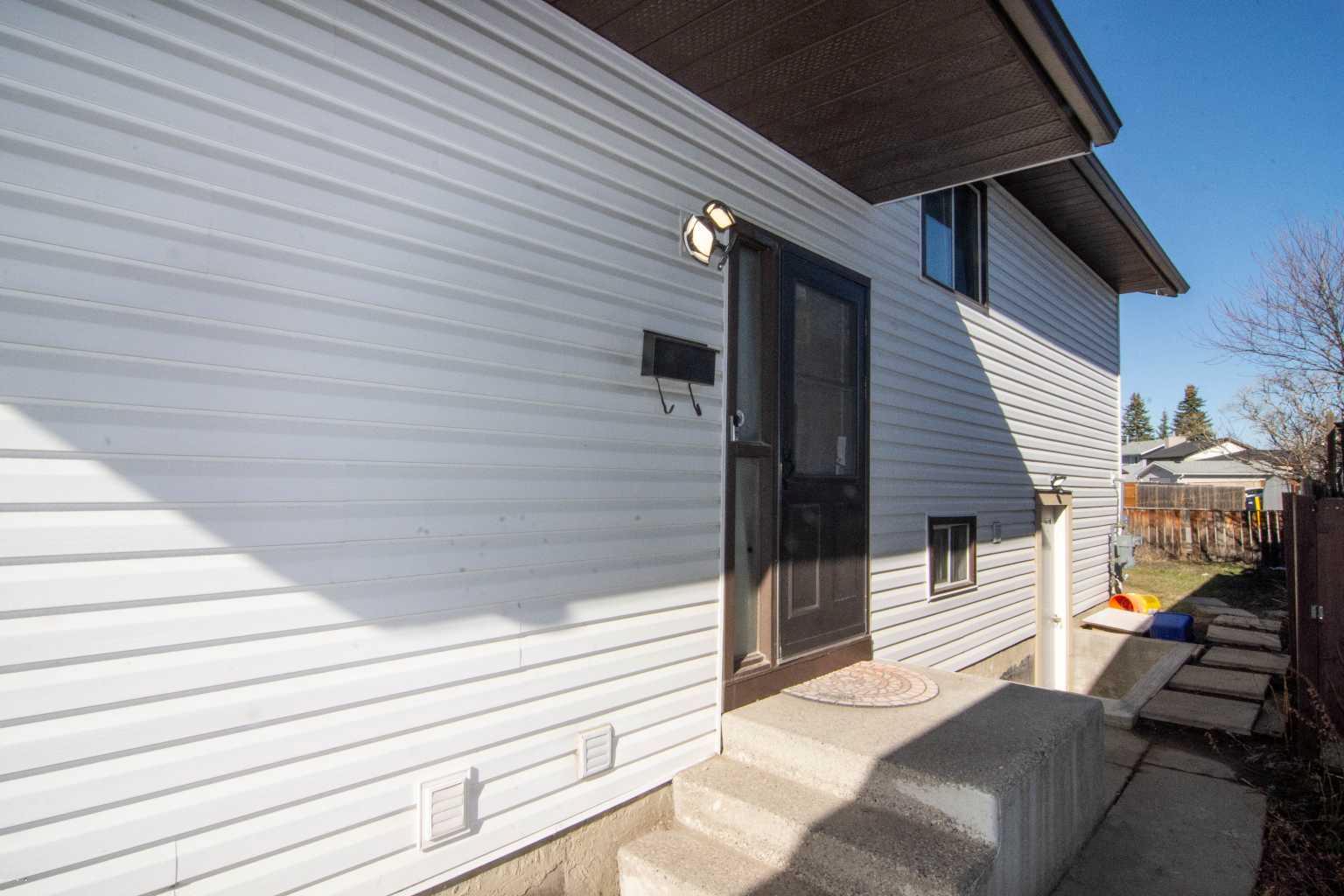 27 Taraglen Court NE