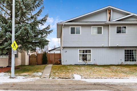 29 Green Meadow Crescent Strathmore AB T1P 1C4