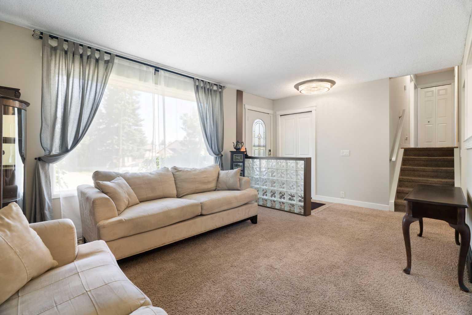 76 Pinebrook Close NE