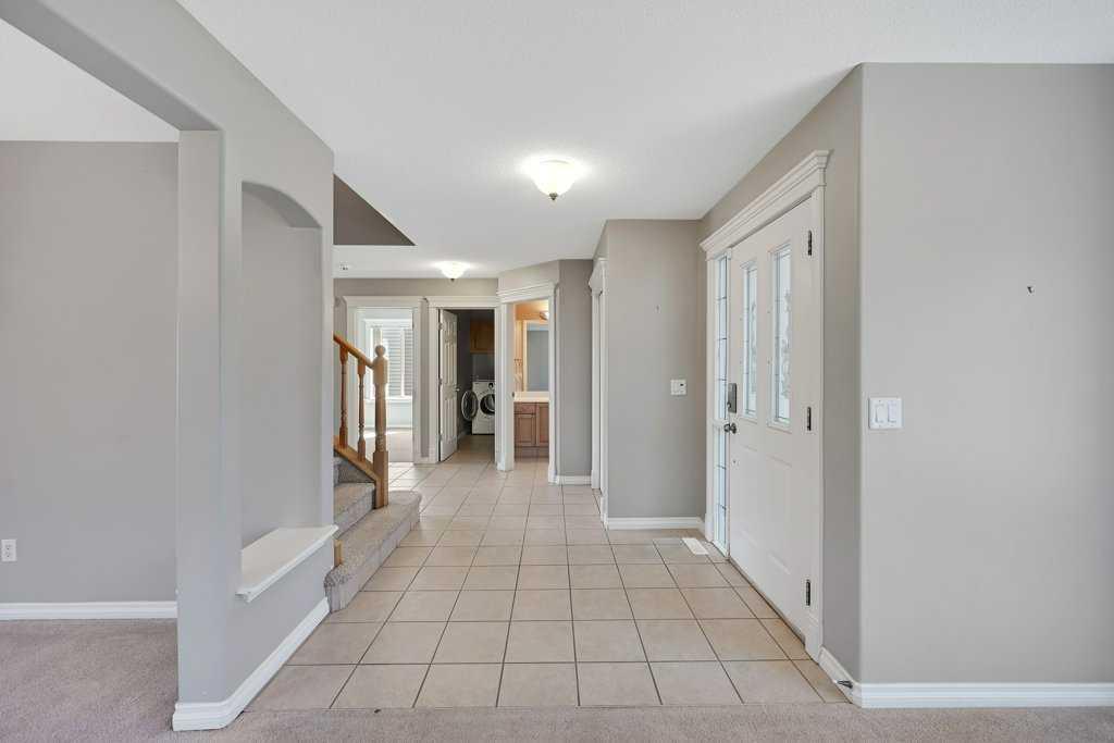 8 Valley Creek Crescent NW