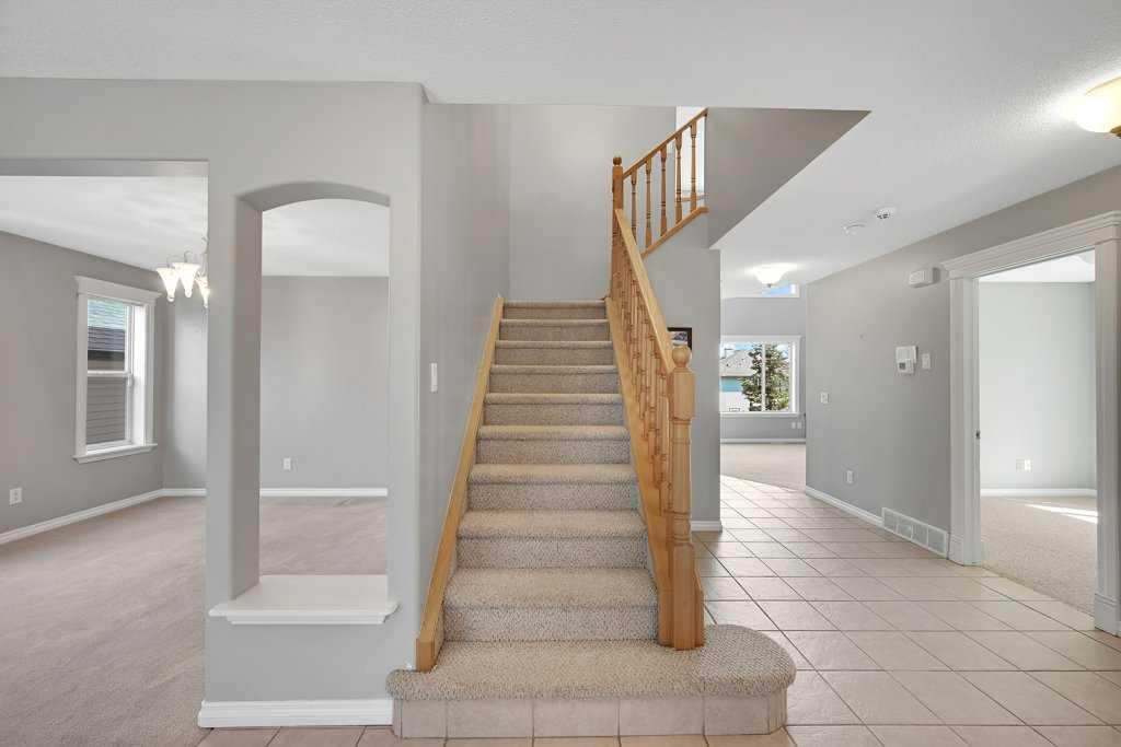 8 Valley Creek Crescent NW