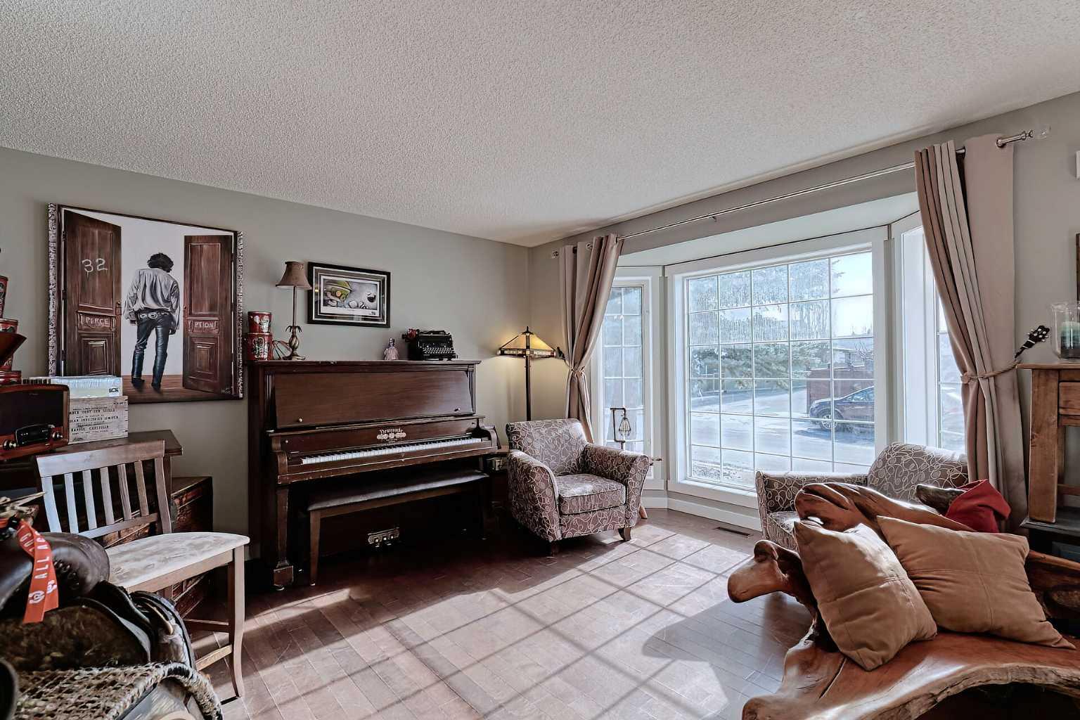 210 Mt Lorette Close SE