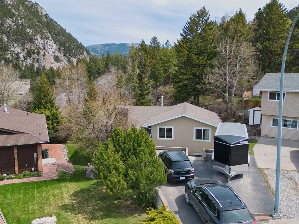 Photo of 13553 18 Avenue, Blairmore, AB T0K 0E0 (MLS # A2310132)