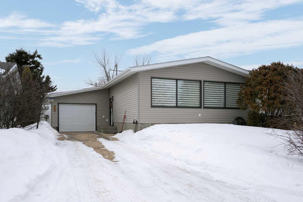 Photo of 5404 47 Avenue W, Forestburg, AB T0B 1N0 (MLS # A2292233)
