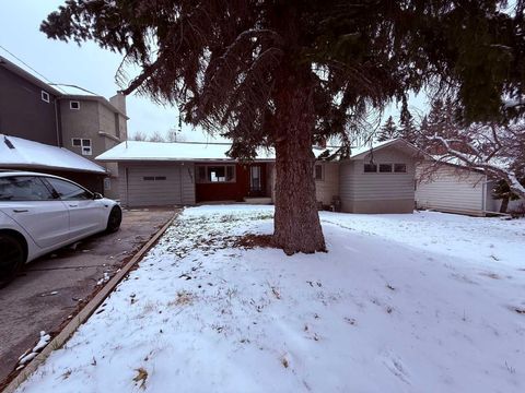 1731 12 Avenue NW Calgary AB T2N 1J3