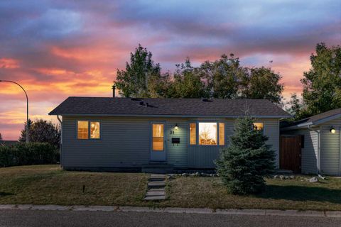 Photo of 31 Castleglen Crescent NE, Calgary, AB T3J 1N2 (MLS # A2274099)