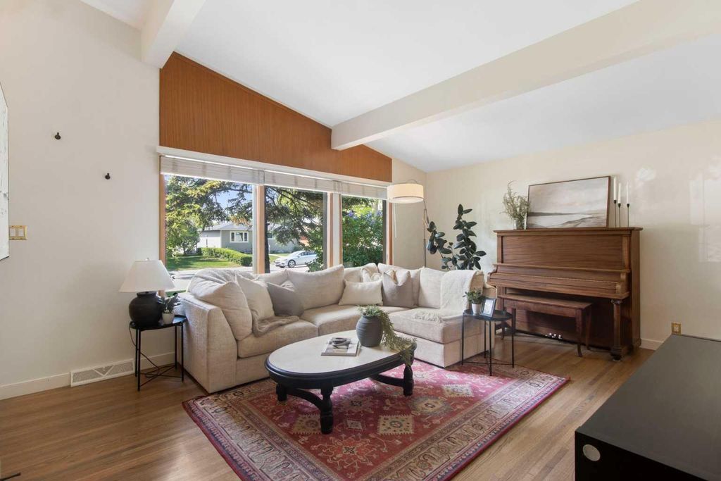 Photo of 1948 Cottonwood Crescent SE, Calgary, AB T2B 1P6 (MLS # A2316316)