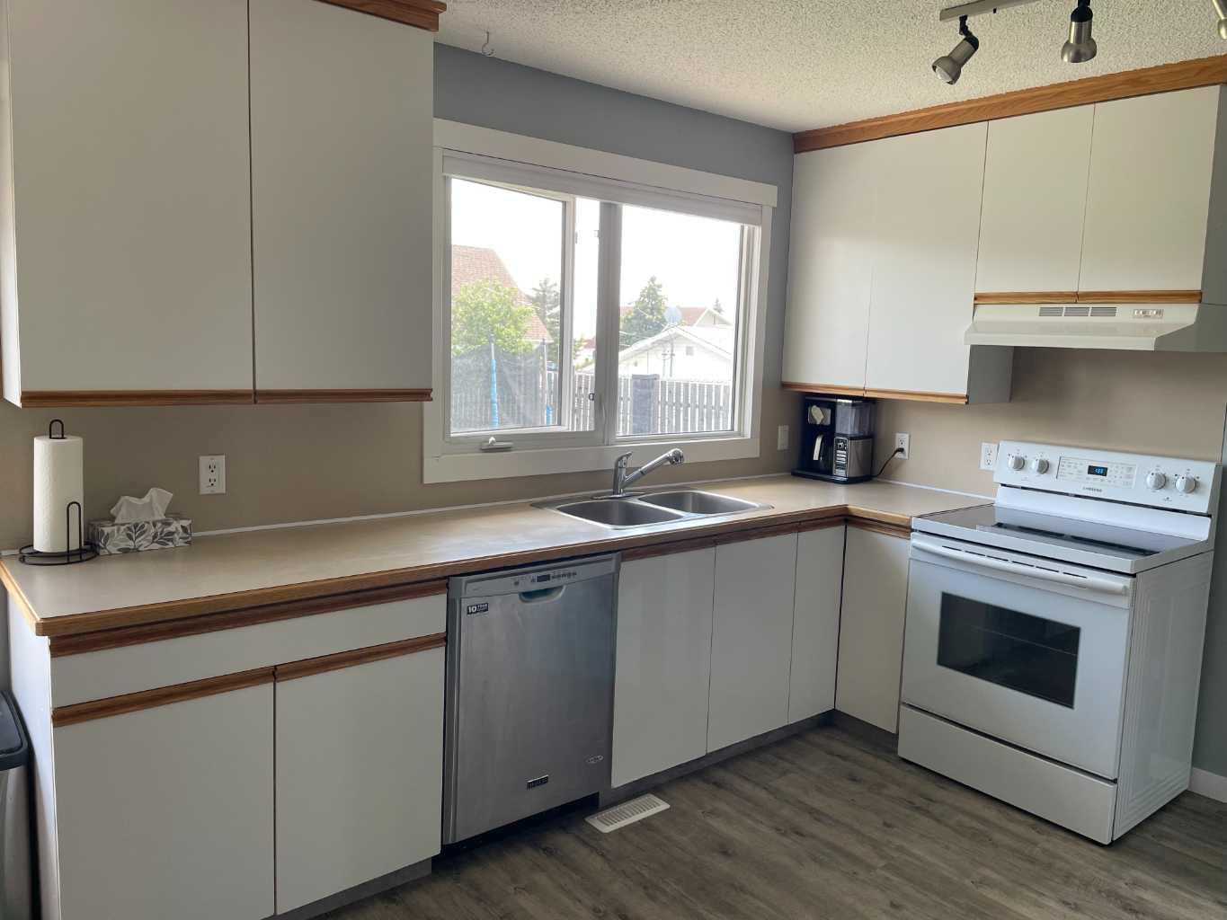 10605 107 Street Close