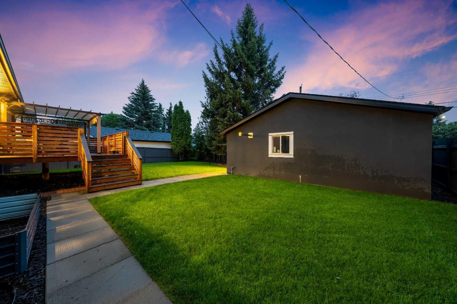 100 Lake Crimson Close SE