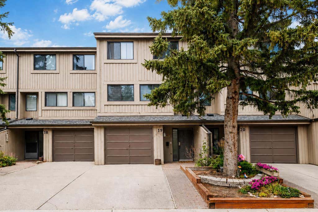 Photo of 10401 19 Street SW #19, Calgary, AB T2W 3E7 (MLS # A2339574)