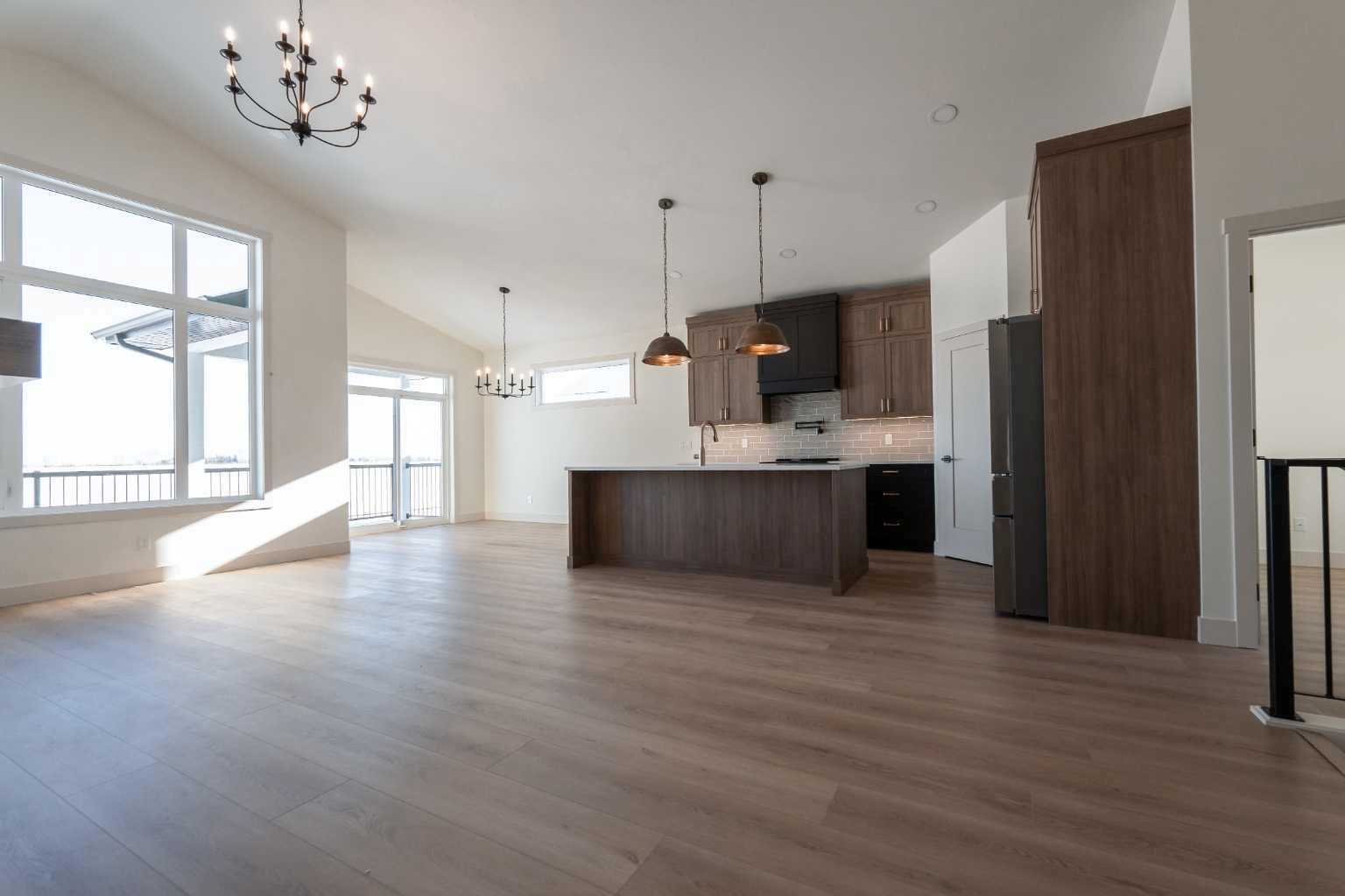 639 Sixmile Crescent S