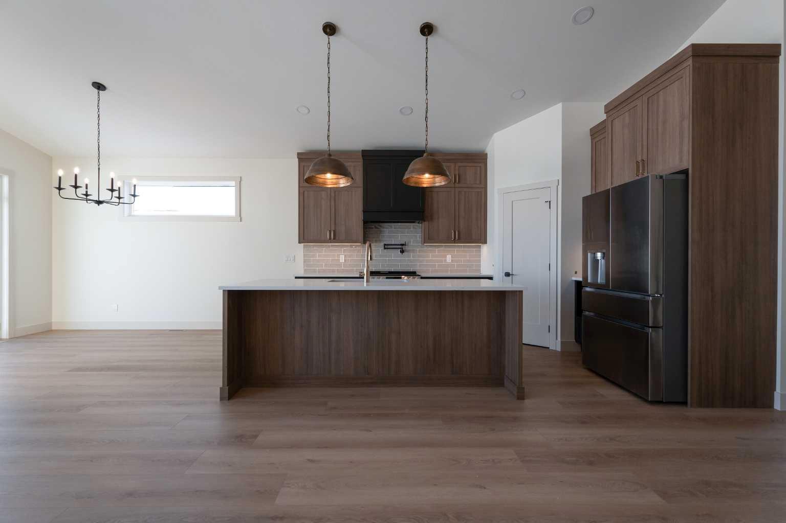 639 Sixmile Crescent S