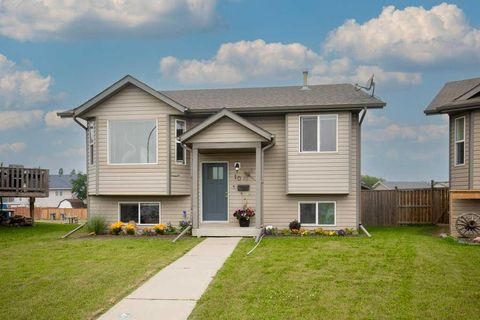 Photo of 10 Hansen Close, Sylvan Lake, AB T4S 2P1 (MLS # A2330752)